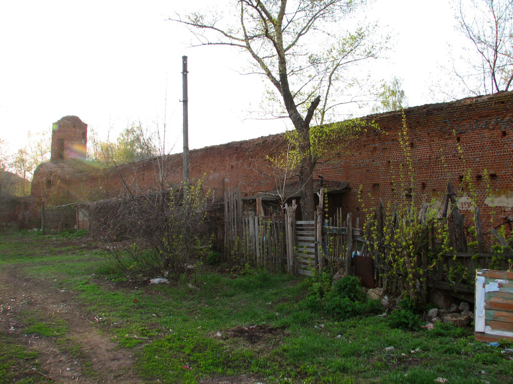 Ограда Троицкого мужского монастыря. Липецкая область, Елец. Весна 2011 года.
