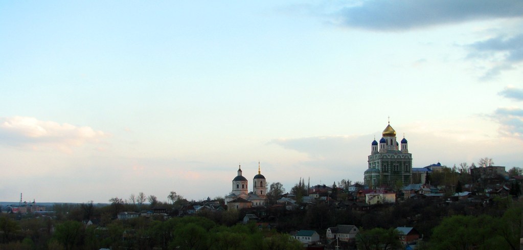 Город Елец. Справа - Вознесенский собор , левее - храм Введения во храм Пресвятой Богородицы (Введенская церковь). Весна 2011.