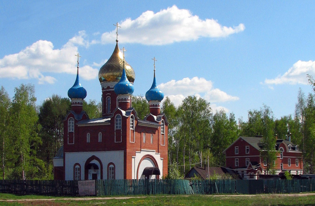 Рязань. Храм Святых Царственных Страстотернцев. Весна 2011.