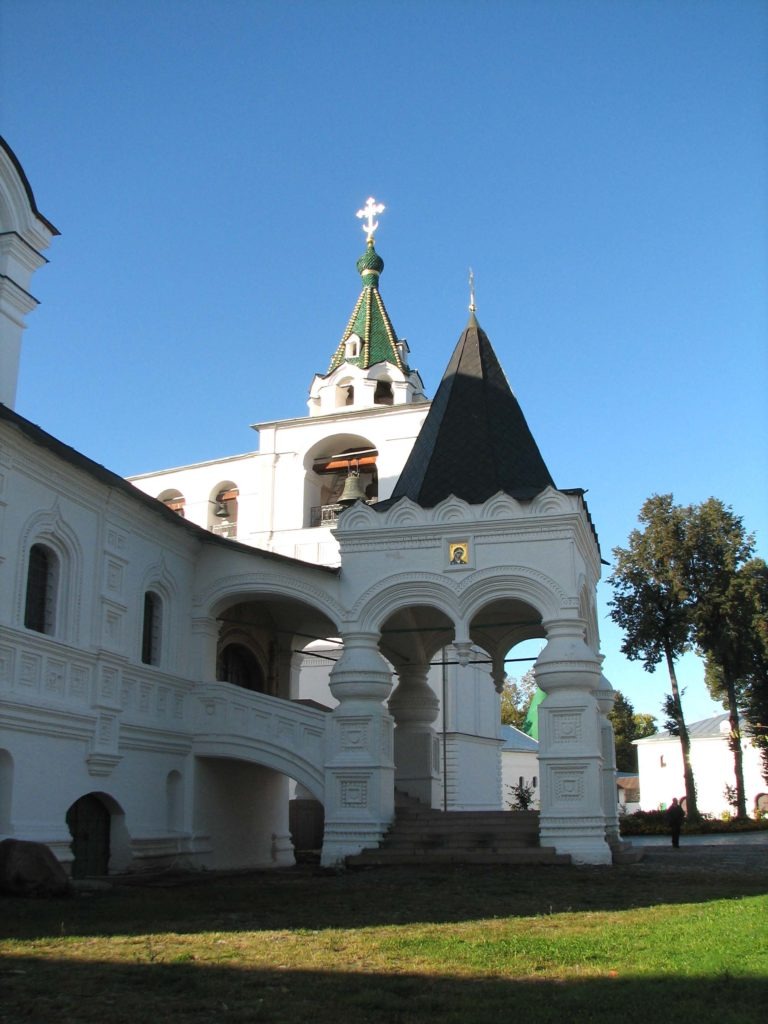 Кострома. Троицкий Ипаьевский монастырь, вход в Троицкий собор и звонница. Осень 2009.