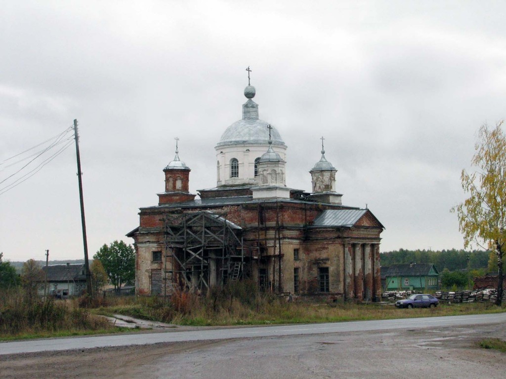 Троицкая церковь в селе Воронье Судиславского района Костромской области. Осень 2009.