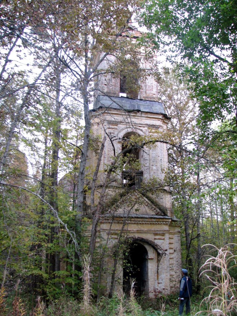 Урочище Герасимово Солигаличского района Костромской области. Колокольня церкови Положения Ризы Божией Матери во Влахерне. Осень 2009.
