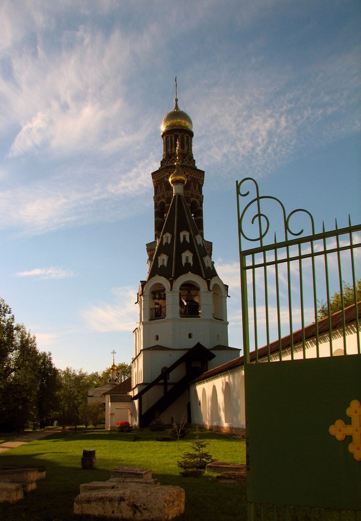 Тихвинская церковь (17 в.) Иоанно-Богословского монастыря в Рязанской области в с. Пощупово. За ней монастырская колокольня, левее Иверская часовня. Весна 2011.