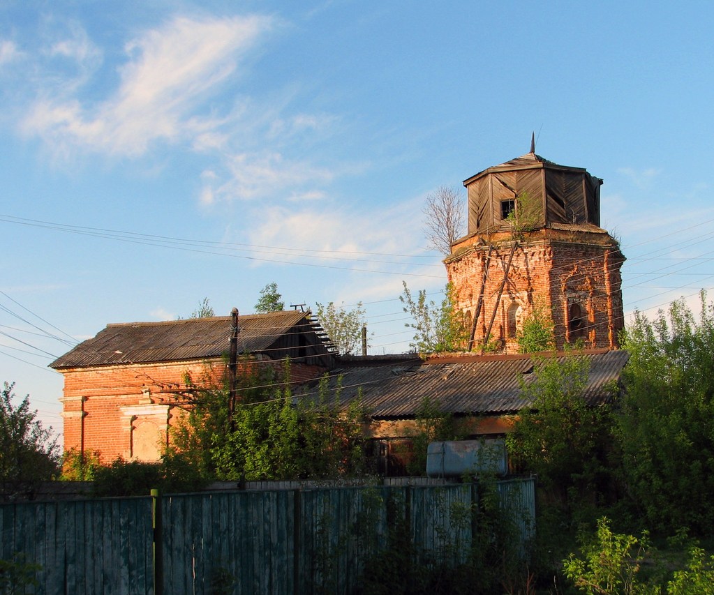 Уникальная Богоявленская церковь в д. Костино Рязанской области. Весна 2011.