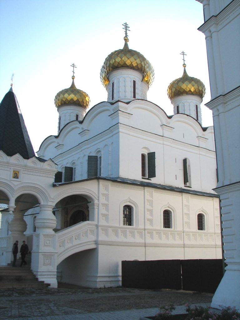 Кострома. Собор Троицы Живоначальной в Ипатьевском монастыре. Осень 2009.