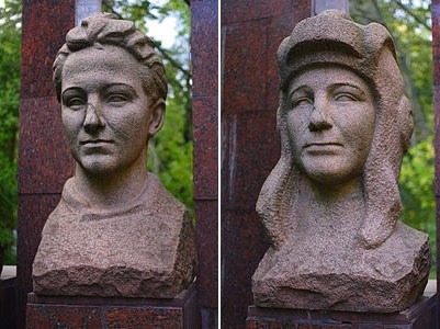 Памятники Космодемьянским возле школы №201.