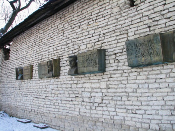 г. Псков. Памятные доски героям Советского Союза на стене Окольного города. Зима 2009.