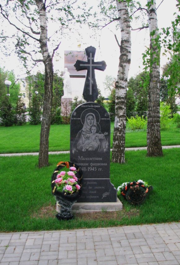 Мемориальная площадь героев Козельска. г. Козельск Калужской области. Май 2012.