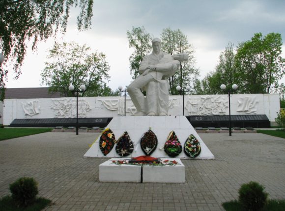 Мемориальная площадь героев Козельска. г. Козельск Калужской области. Май 2012.