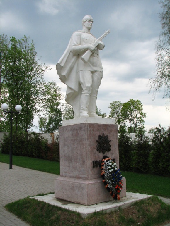 Мемориальная площадь героев Козельска. г. Козельск Калужской области. Май 2012.