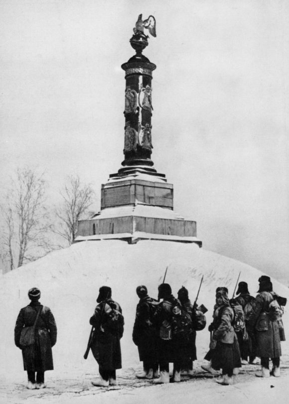 с. Тарутино. Советские солдаты у монумента русской воинской славы, 1941 год. Фото с сайта http://fotoproekt22.ucoz.ru/