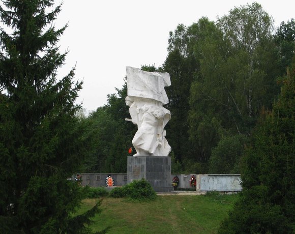 Курган Славы с памятником подольским курсантам. Калужская область, Малоярославецкий район, пос. Ильинсоке. Лето 2012.