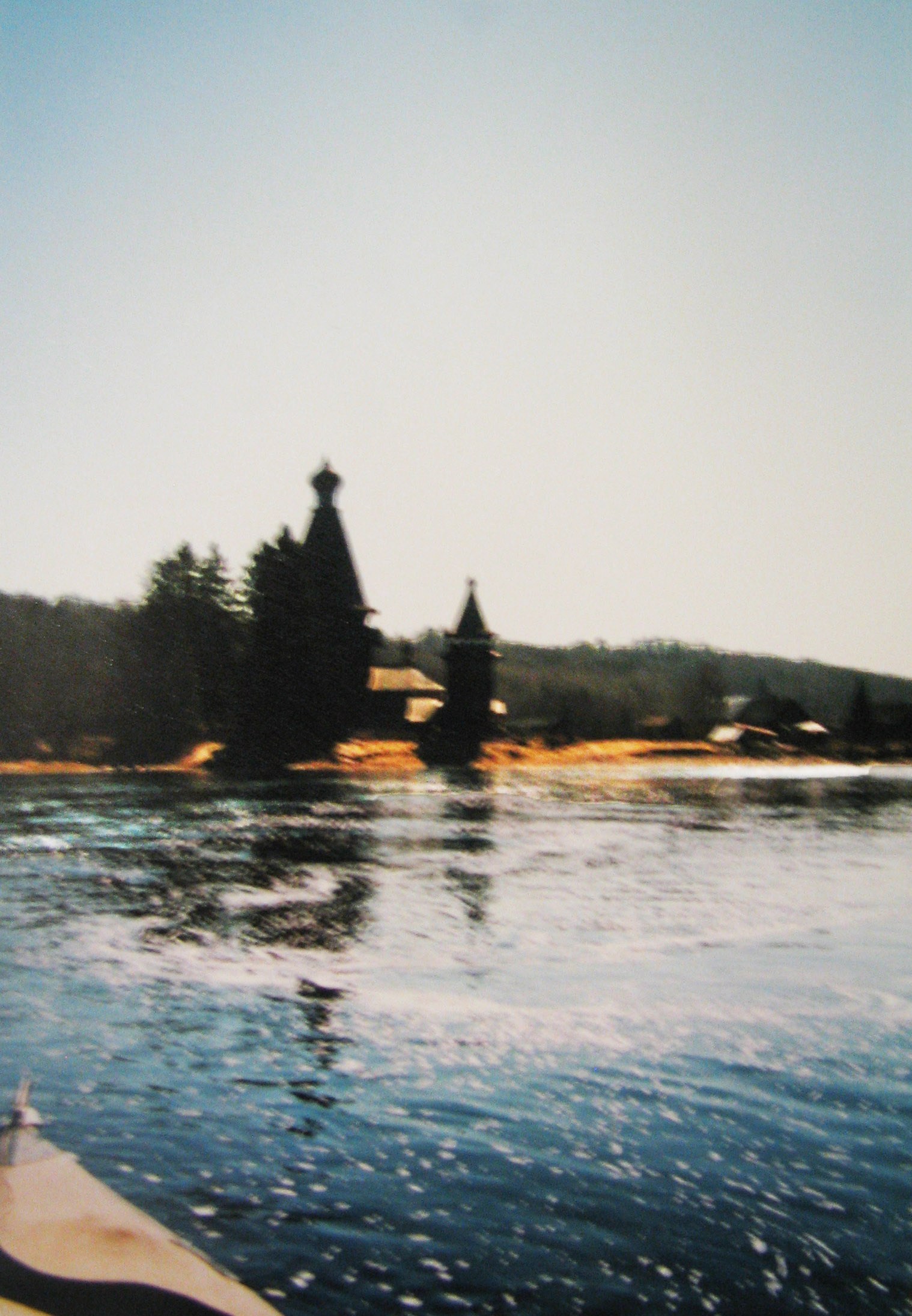 д. Согиницы, Подпорожский район Ленинградской области. Весна 2005.