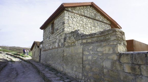 Украина, Крым, Бахчисарайский район, Чуфут-Кале. Весна 2013.