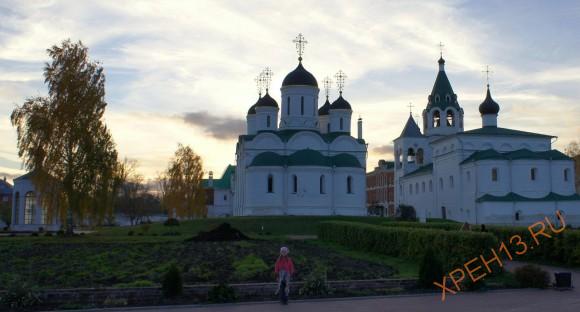Справа Покровский храм с трапезной возведен в 1691 году. Храм был закрыт в 1918 году. Богослужения возобновились в 1998 году. Сейчас ведутся ремонтные работы.