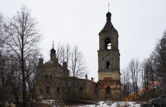Калужская область, Жуковский район, между д.Марьино и д.Овчинино. Церковь Троицы Живоначальной. Зима 2014.