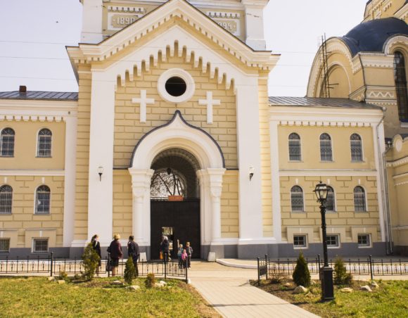 Калужская обл., Дзержинский р-н, с. Льва Толстого, Свято-Тихонова Пустынь. Весна 2014. Вход в монастырь.
