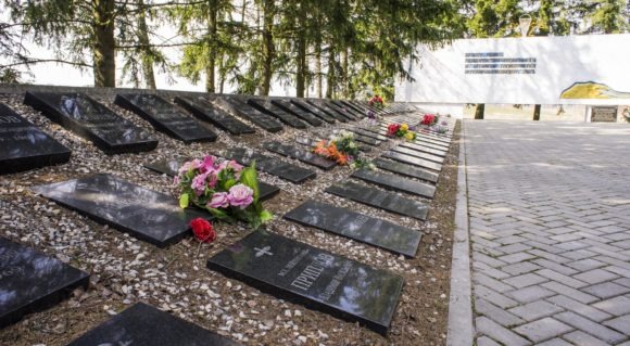 Мемориал в районе д. Выползово, Юхновский район, Калужская область. Весна 2014.