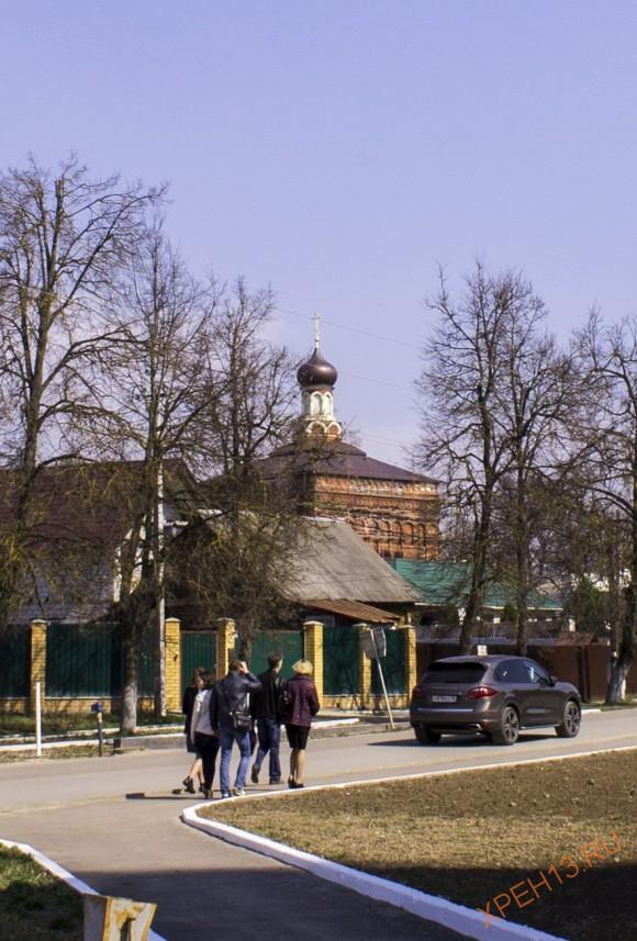 Калужская обл., Дзержинский р-н, с. Льва Толстого. Весна 2014. Кирпичная церковь Трех Святителей Великих в псевдорусском стиле. Основана в XV в. как монастырская. Около 1677 г. перенесена за ограду, обращена в приходскую. Дошедшее до наших дней здание возведено в 1905 году после переноса прежнего деревянного здания в Сергиев скит. Закрыта в сер. ХХ в., используется под склад, верхние части здания были снесены. Сейчас восстанавливается.