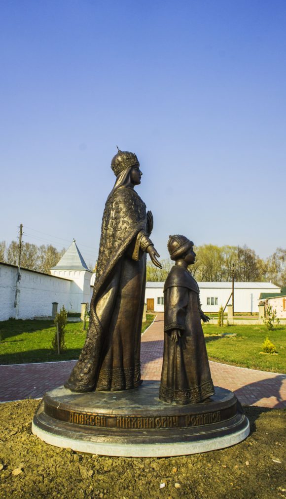 Перед входом в монастырь в установлен памятник царице Евдокии и её сыну Алексею Романову. На территории захоронены ее родители.