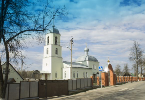 Калужская обл., Думиничский р-н, пос. Думиничи Деревянный однопрестольный одноглавый храм на каменном фундаменте с двухъярусной шатровой колокольней был построен в 1889-1890 на средства владельцев и работников чугунолитейного завода в память спасения Александра III при крушении поезда 17.10.1888. Закрыт после 1917, занят домом пионеров. Сгорел в 1932, на месте храма оборудован сквер. В 1988 вновь образован приход, службы велись в приспособленном здании на ул. Кирова, 27. К 2004 на прежнем месте на средства жителей посёлка выстроено новое кирпичное здание в простых формах с трапезной и трёхъярусной колокольней.