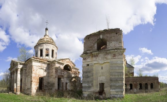 Слева церковь Воскресения Христова в стиле ампир с отдельно стоящей колокольней, 1820.
