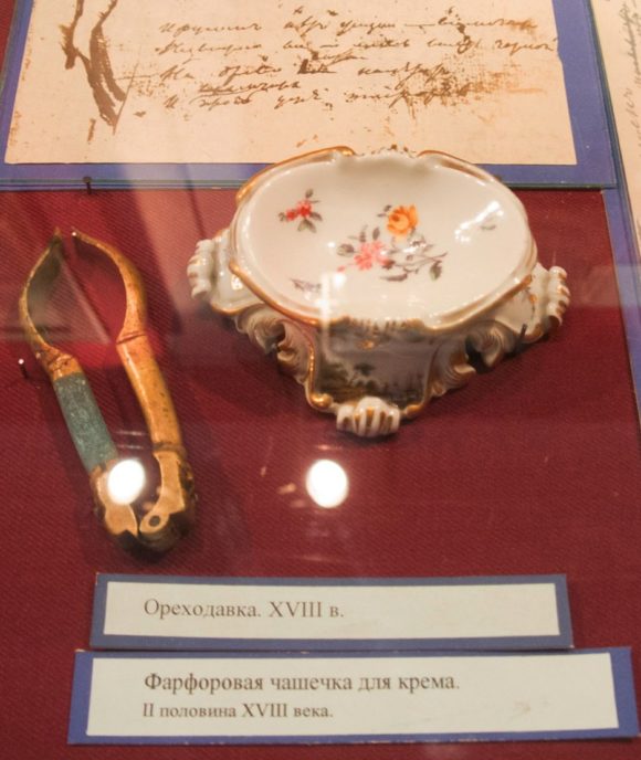 Тверская область, Старицкий район, д. Берново. Весна 2014. ореходавка и фарфоровая чашечка для крема 2 пол 18 в