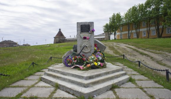 Архангельская обл., Приморский р-н., Соловецкие острова. Лето 2014. Воспитанникам соловецкого учебного отряда СФ и школы юнгов ВМФ, погибшим в годы Великой отечественной войны.