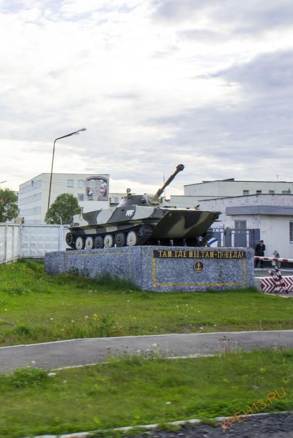 Памятник ПТ-76Б с надписью: "Там, где мы, там - победа!"