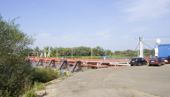Разводной понтонный мост через реку Ока близ Озёр.