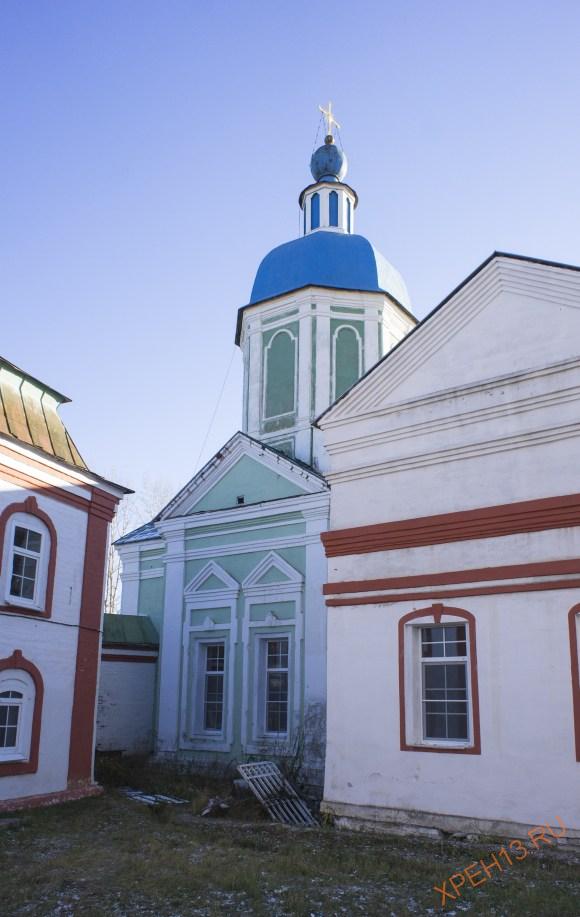 Если уйти в дальний правый угол, то можно обнаружить незаметную церковь Сретения Иконы Божией Матери Владимирская, 1780-1782. Ее деревянная предшественница была первым храмом монастыря.
