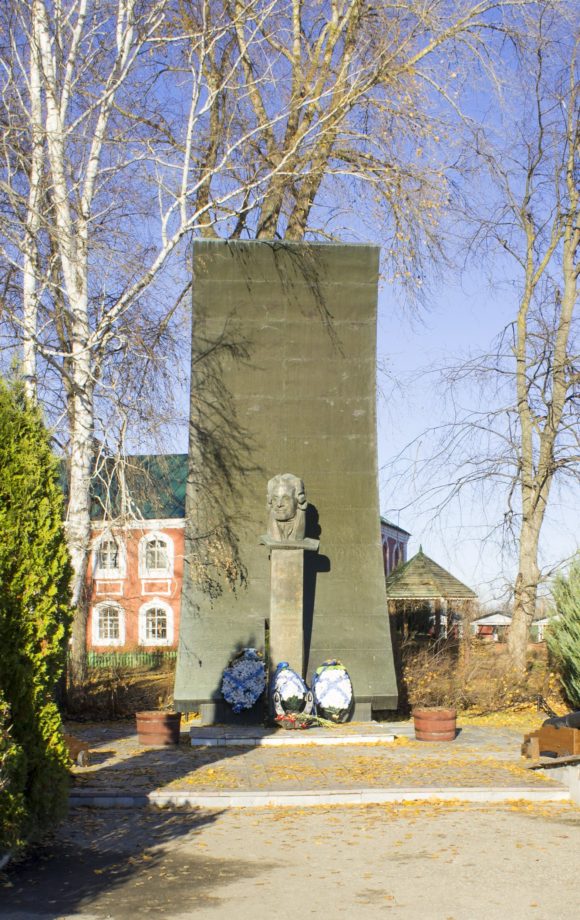 Памятник Ф.Ф. Ушакову - надутый ветром парус.