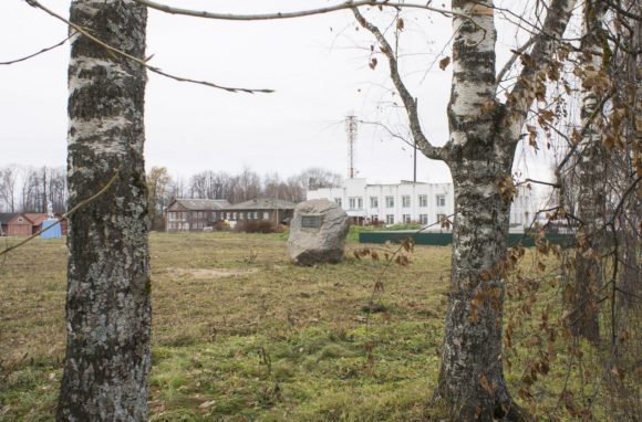 Что бы Ильичу было не так скучно одному, неподалеку установили памятный камень «600 лет Чухломе».