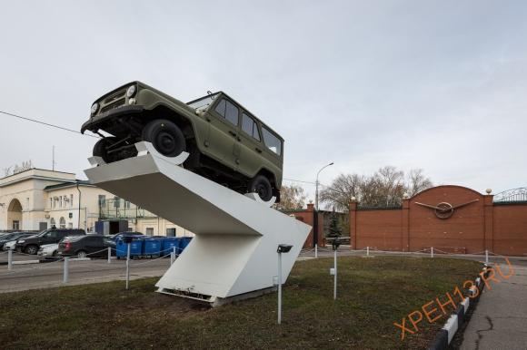 Памятник автомобилю УАЗ-469 у главного въезда на территорию завода.