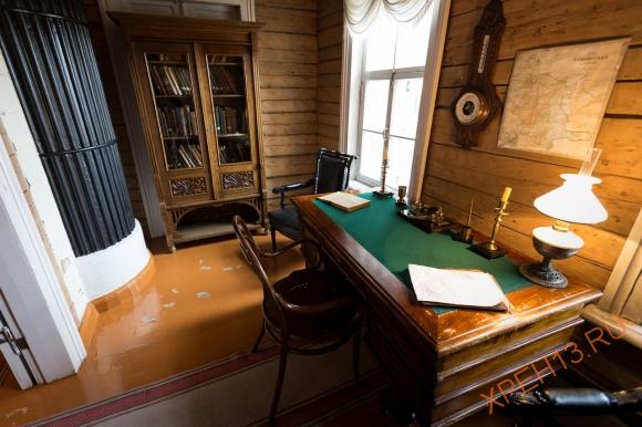 Стол с письменным прибором, за которым работал отец Ленина.