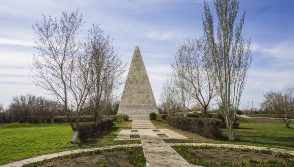 Астраханская область, пирамида Голода. Весна 2015.