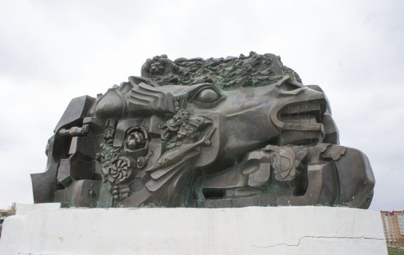 Памятник "Исход и возвращение" был открыт 29 декабря 1996 года в память о депортации калмыцкого народа в 1943 году и жертвах сталинских репрессий. Архитектором является С. Курнеев, скульптор - Эрнст Неизвестный. Памятник отлит из бронзы в Нью-Йорке. 