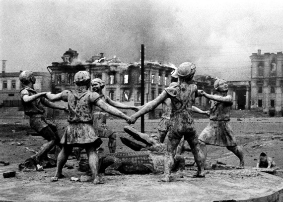 23 августа 1942 года в Сталинграде. Фото Эмануила Евзерихина.