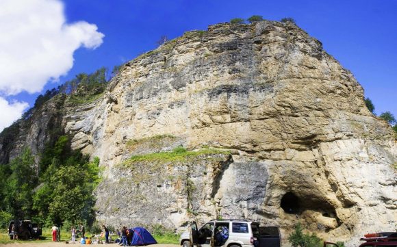 респ. Башкортостан, Ишимбайский район, скала Калим-Ускан с пещерой Салавата Юлаева, Лето 2015.