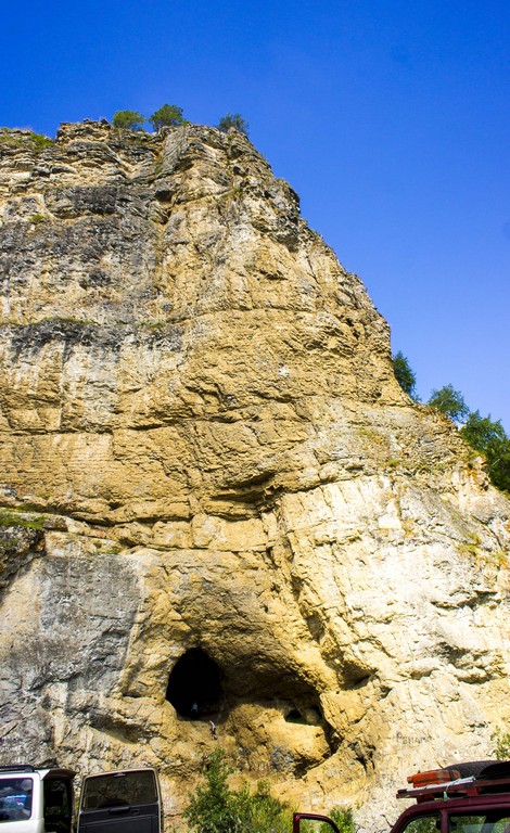 респ. Башкортостан, Ишимбайский район, скала Калим-Ускан с пещерой Салавата Юлаева, Лето 2015.
