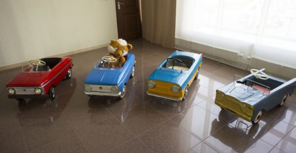 Детские педальные автомобили Москвич производства АЗЛК, справа - детский педальный автомобиль Нева производства завода ЛАЗ.