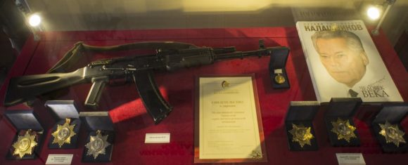 Экспозиция, посвященная легендарному "калашу". 5,45 мм автомат АК-47 (автомат Калашникова). Высшие ордена М.Т. Калашникова 1,2,3 степеней. Ордена М.Т. Калашникова 1,2,3 степеней. Ордена Калашникова - высшая награда, для людей добившихся успехов в патриотическом воспитании.