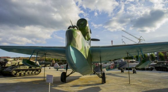 Советская "летающая лодка" - гидросамолет МБР-2 (морской ближний разведчик), который использовался в армии в 1930-е годы. Он создан из дерева, которое требовало регулярной просушки. После каждого вылета приходилось выталкивать самолет на сушу и обкладывать корпус самолета песком, который для этого прогревали с помощью костров на побережье.
