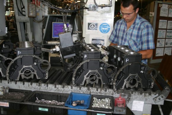 Операция нанесения идентификационного номера двигателя на сборочном конвейере по сборке двигателей модели 406.10, 405.10, 409.10