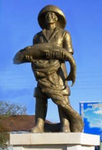 Памятник рыбаку в Аральске действительно есть