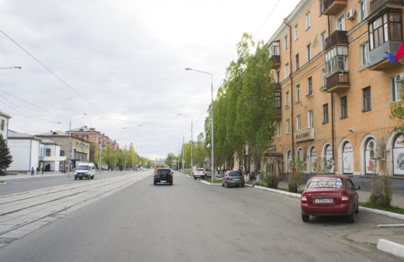 Широкие улицы с добротной сталинской застройкой, клумбы с цветами, очень мало машин и много гуляющих людей.