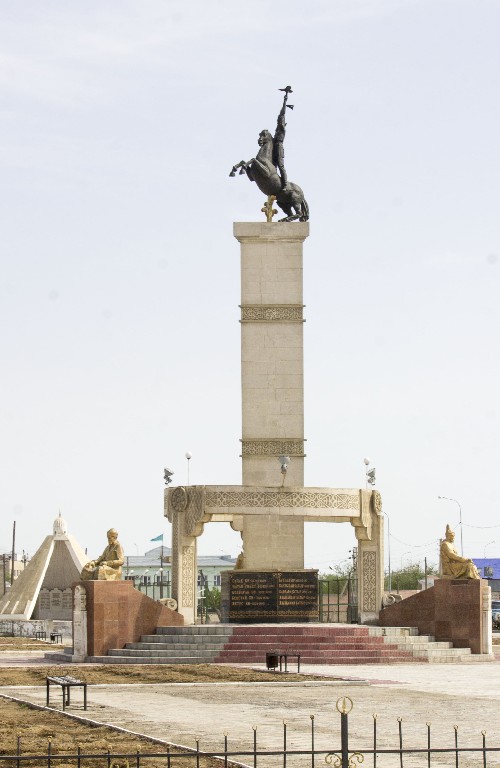 21-метровый монумент, изображающий казахского батыра с орлом и луком (установлен в 2008 году)Монумент независимости. 