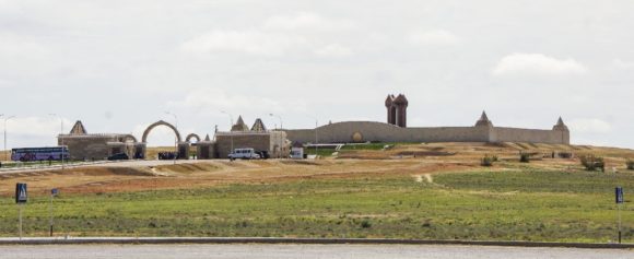 Обратили внимание на большой мемориальный комплекс Коркыт-Ата - Этот архитектурный комплекс, посвященный мыслителю, философу, сказителю (VII – X в.в) основоположнику казахской струнно-смычковой музыки Коркыт-Ата. Первопредком казахов считается Коркут, прилетевший с небес на Землю и положивший на берегу Сыра (р. Сыр-Дарья) свой кобыз, где и было возведено первое жилище.