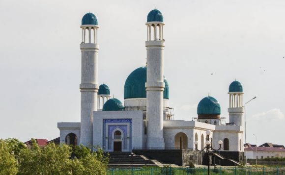 Мечеть «Акмечеть», открыта в 2008 году и рассчитана на 1300 человек.