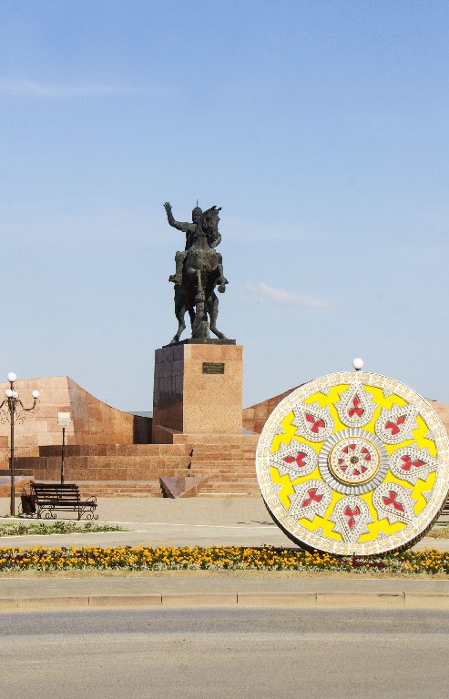 Напротив памятник Жалантос Бахадуру военачальник, бий, политик, правитель крупного удела, наместник (эмир) бухарских ханов в Самарканде.
